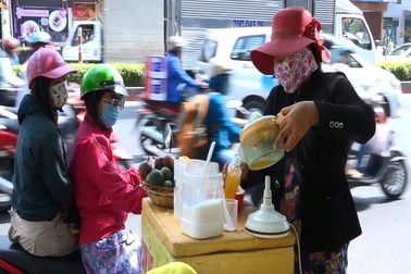 Sài Gòn nắng nóng kỷ lục, nước cam vỉa hè đắt hàng