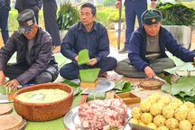 Khu du lịch gói 5.000 bánh chưng tặng lái đò, dân làng ăn Tết