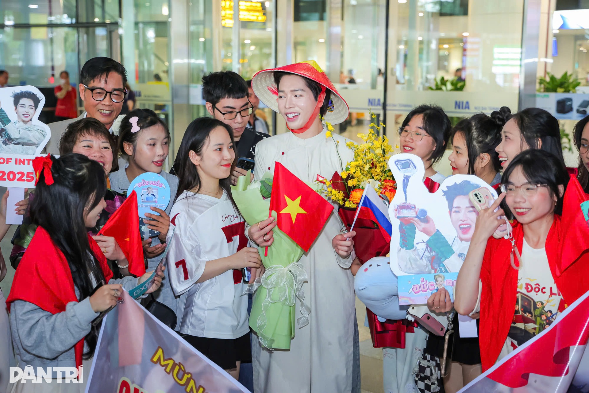 Đức Phúc về nước: Fan dậy từ 3h, mang nón lá tặng thần tượng - 12 Đức Phúc về nước: Fan dậy từ 3h, mang nón lá tặng thần tượng - 12