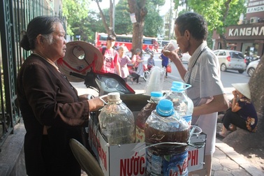 Đong đầy tình người với cốc nước miễn phí của hai bà lão nghèo