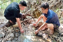 Thiếu nước sinh hoạt, thầy cô leo núi lấy nước suối nấu ăn cho học sinh