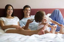 Bố mẹ “yêu”, con sang hàng xóm “tường thuật” 