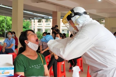 Xét nghiệm Covid-19 cho 200 cán bộ chấm thi tốt nghiệp THPT