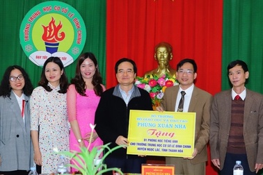 Bộ trưởng GD-ĐT tặng quà cho 2 ngôi trường miền núi Thanh Hóa