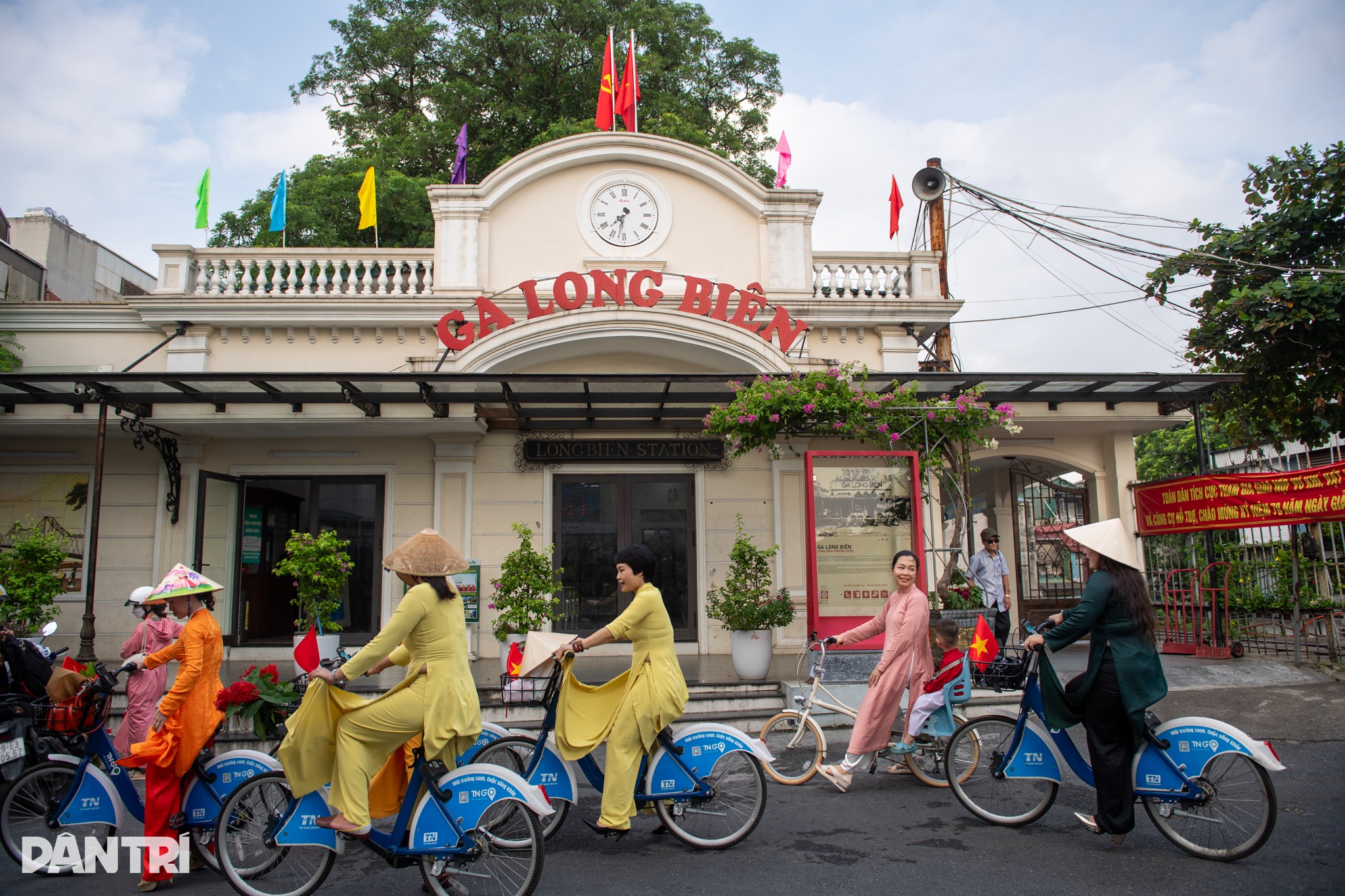 Hàng trăm người mặc áo dài, đạp xe diễu hành trên đường phố Hà Nội - 10 Hàng trăm người mặc áo dài, đạp xe diễu hành trên đường phố Hà Nội - 10