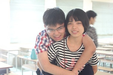 Cảm phục người chị 6 năm cõng em đến trường