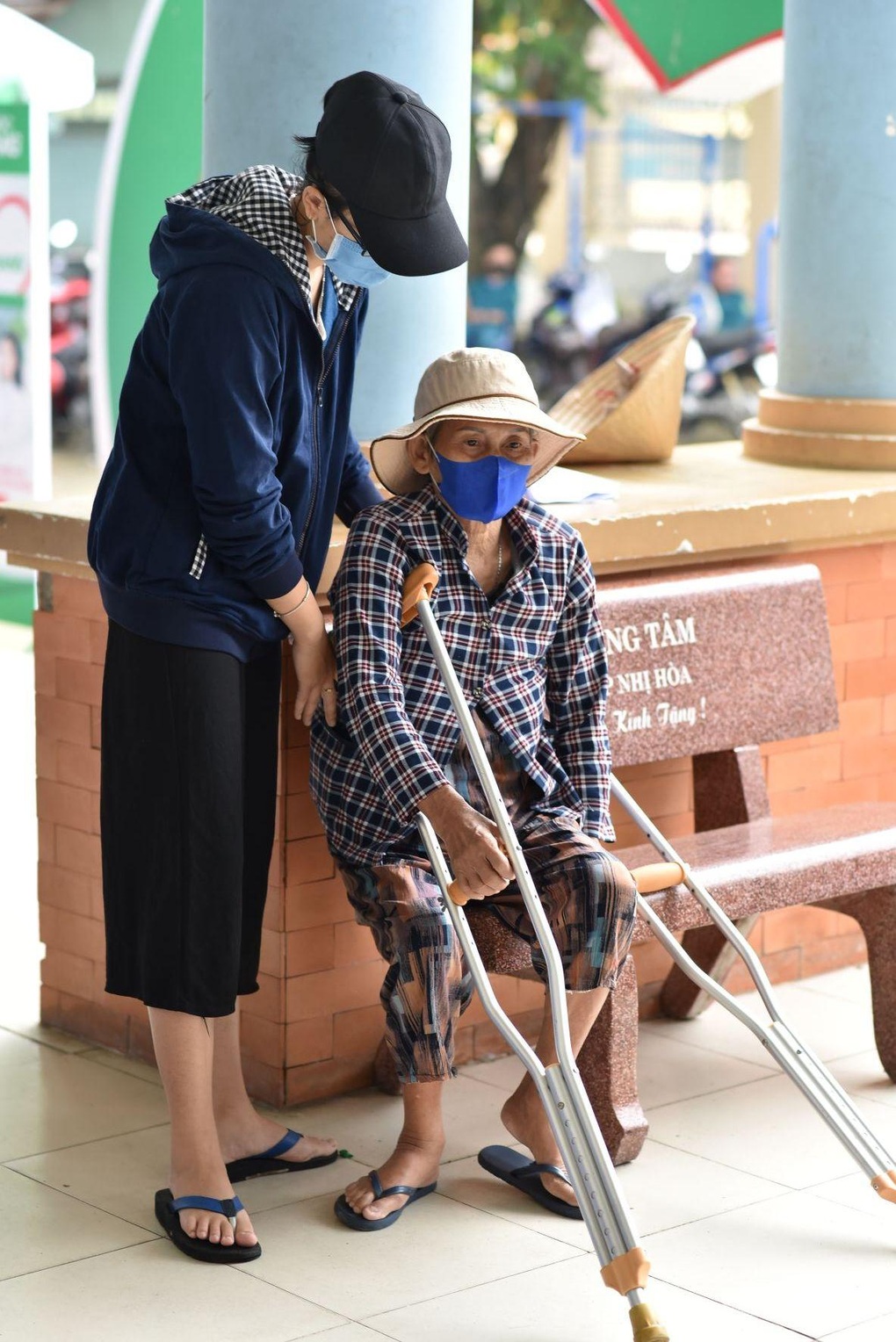 Biên Hòa: Ấm lòng 500 bà con nghèo đi khám bệnh miễn phí, nhận thuốc 0 đồng - 3 Biên Hòa: Ấm lòng 500 bà con nghèo đi khám bệnh miễn phí, nhận thuốc 0 đồng - 3