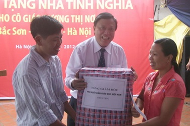 Nhà xuất bản Giáo dục Việt Nam tặng nhà tình nghĩa cho giáo viên nghèo