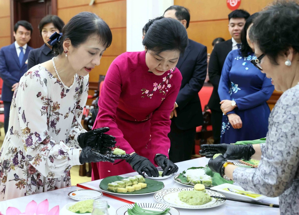 Phu nhân Tổng Bí thư cùng Phu nhân Thủ tướng Nhật Bản làm bánh cốm Hà Nội - 3 Phu nhân Tổng Bí thư cùng Phu nhân Thủ tướng Nhật Bản làm bánh cốm Hà Nội - 3