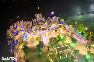 Độc đáo hang đá đón Giáng sinh làm từ hàng nghìn cây mét, bao bì xi măng