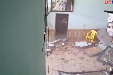 Khoảnh khắc xe tải mất lái tông sập nhà ven đường