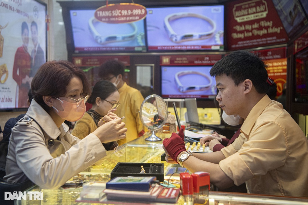 Giá vàng nhẫn vượt 93 triệu đồng, nhà đầu tư có nên tiếp tục gom mua? - 2 Giá vàng nhẫn vượt 93 triệu đồng, nhà đầu tư có nên tiếp tục gom mua? - 2