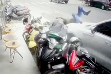 Ô tô lao vào vỉa hè tông người dân, hàng loạt xe máy ở Đà Lạt