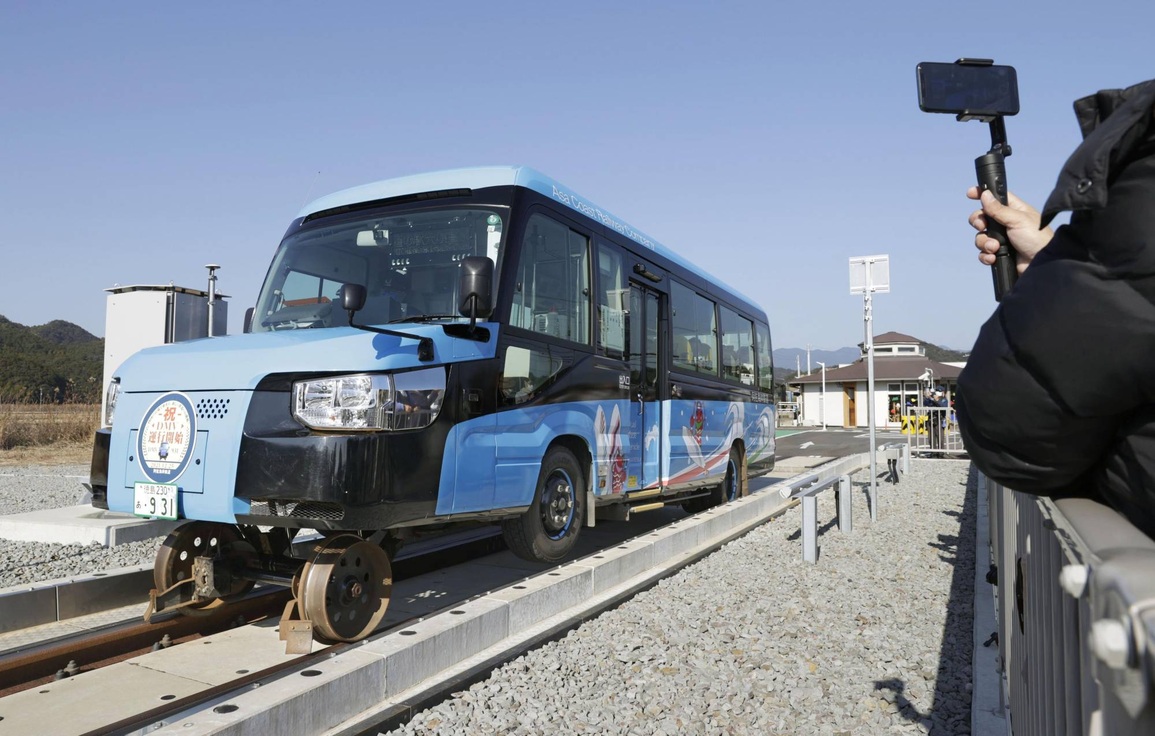 Một chiếc DMV có thể đạt tốc độ tối đa 60km/h khi di chuyển trên đường sắt (Ảnh: Kyodo). Một chiếc DMV có thể đạt tốc độ tối đa 60km/h khi di chuyển trên đường sắt (Ảnh: Kyodo).