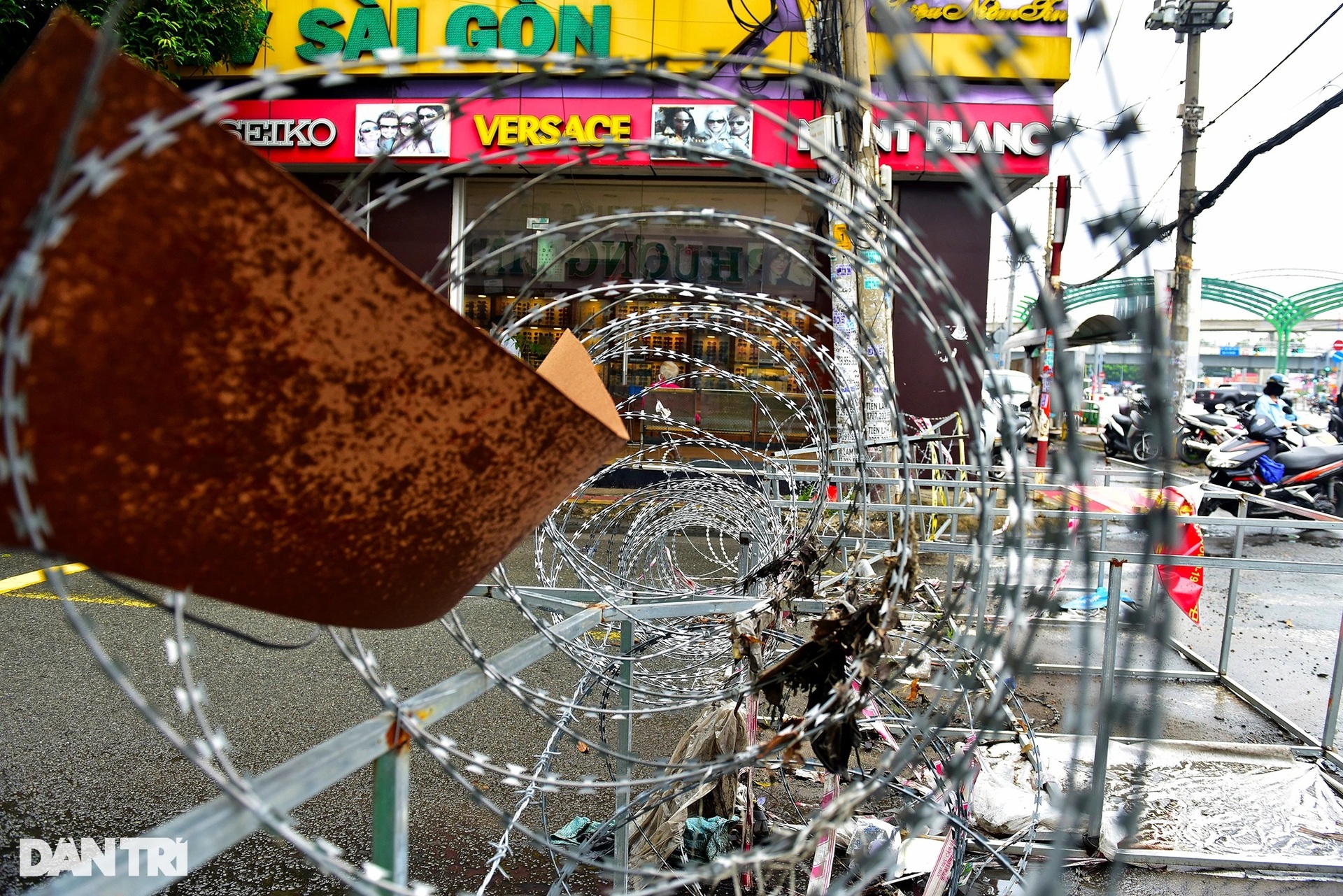 Hàng rào bịt kín hẻm ở Sài Gòn.jpeg