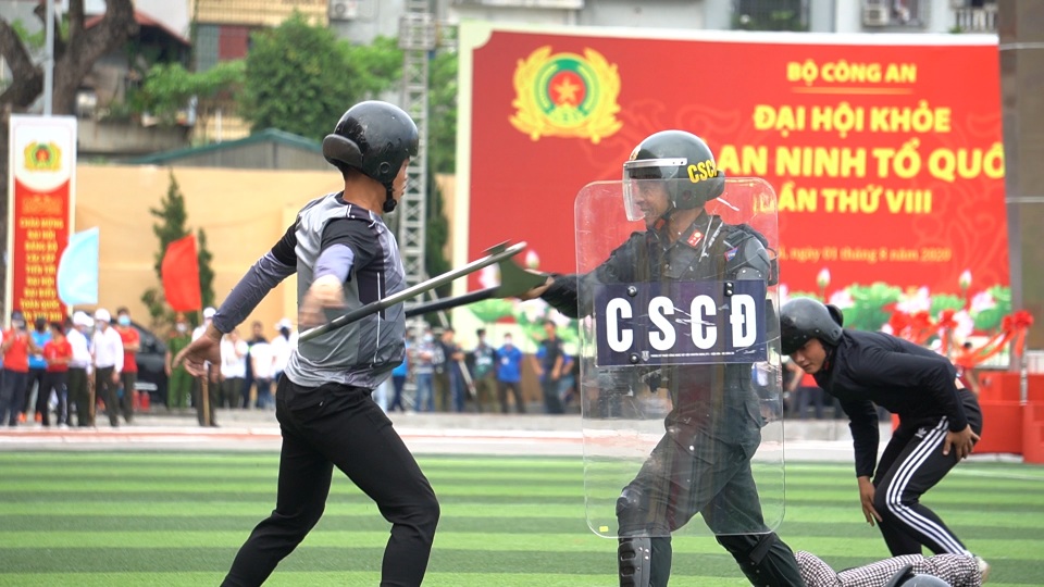 Cảnh sát chống bạo động dùng khiên biểu diễn đấu đối kháng - 4 Cảnh sát chống bạo động dùng khiên biểu diễn đấu đối kháng - 4