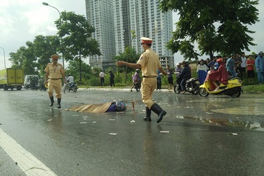 Xe bồn cán chết người rồi vội vã bỏ chạy