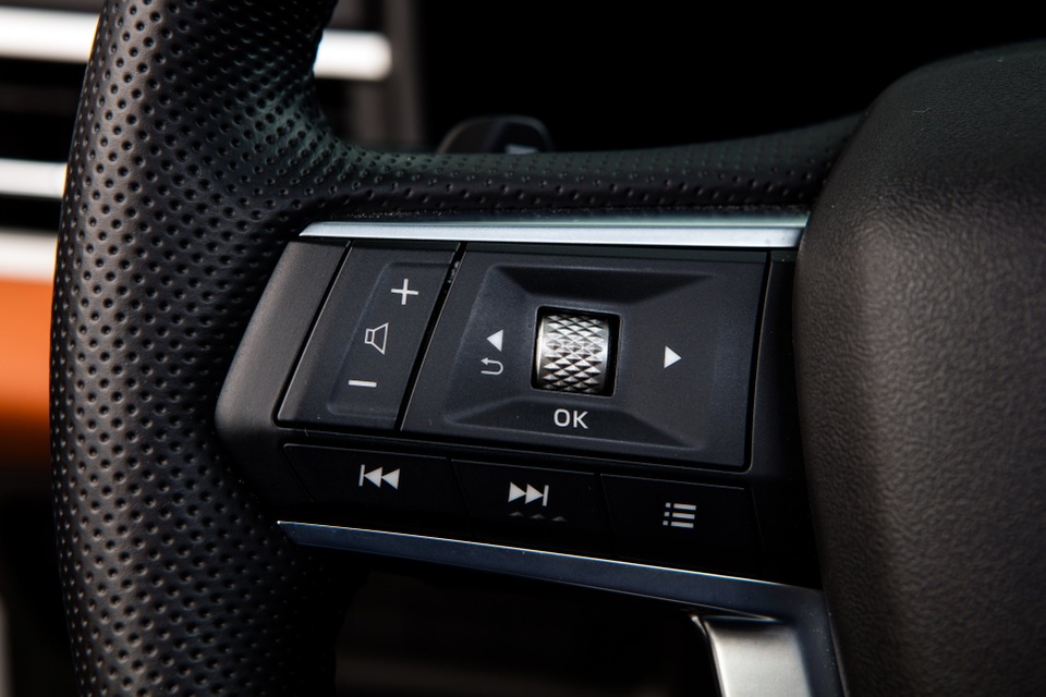 Mitsubishi Outlander 2022 ghi điểm về thiết kế, bị trừ điểm động cơ - 39 Mitsubishi Outlander 2022 ghi điểm về thiết kế, bị trừ điểm động cơ - 39