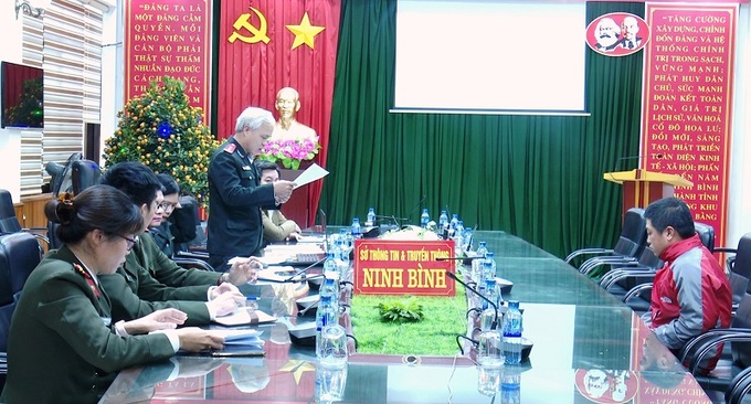 Ngô Mạnh Trung (bên phải) làm việc với cơ quan chức năng (Ảnh: Công an Ninh Bình)