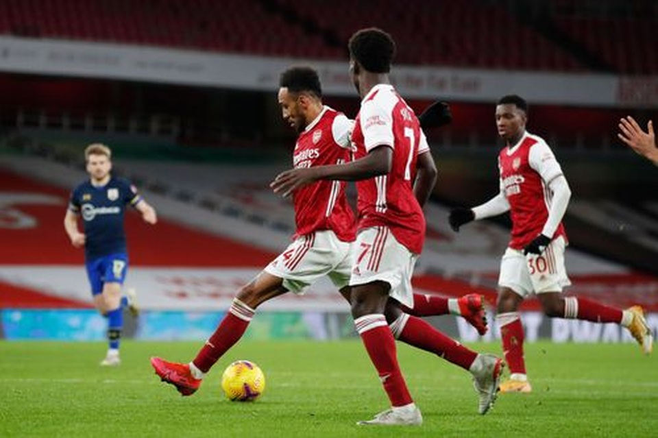 10 người Arsenal vất vả bảo vệ tỷ số hòa trước Southampton - 2 10 người Arsenal vất vả bảo vệ tỷ số hòa trước Southampton - 2