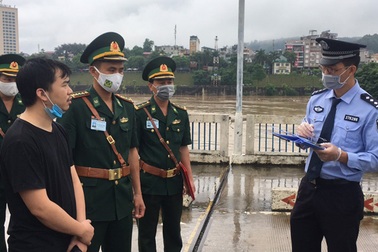 Trao trả Trung Quốc 3 người đi du lịch "chui"