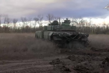 Xe tăng Nga tấn công mục tiêu Ukraine ở Liman