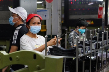 Công nhân tại TPHCM được mua hàng Tết lưu động với... giá vốn