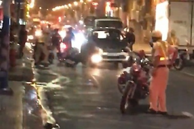 Tài xế say xỉn tông xe đặc chủng của CSGT