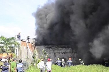 Cháy cực lớn ở Sài Gòn, di dời khẩn cấp hơn 10 hộ dân