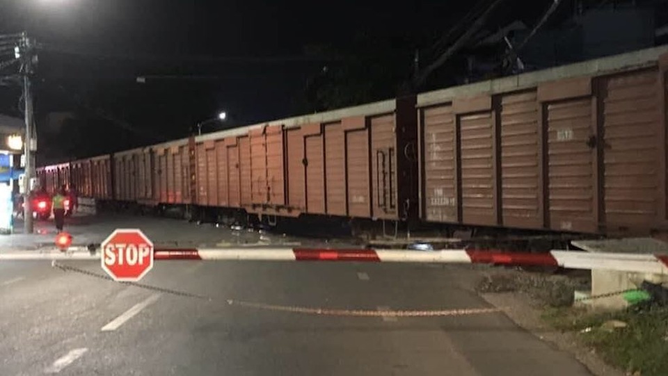Bất ngờ nhảy vào đoàn tàu đang lao tới, người đàn ông chết thảm - 1 Bất ngờ nhảy vào đoàn tàu đang lao tới, người đàn ông chết thảm - 1