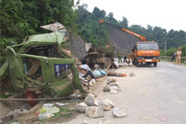 Ô tô chở đá đâm vào vách núi, 6 người chết và bị thương