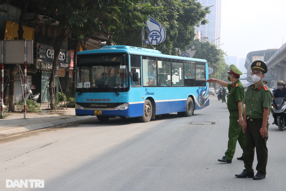 700 người dân ổ dịch lớn nhất Hà Nội trở về nhà sau nhiều ngày cách ly - 9 700 người dân ổ dịch lớn nhất Hà Nội trở về nhà sau nhiều ngày cách ly - 9