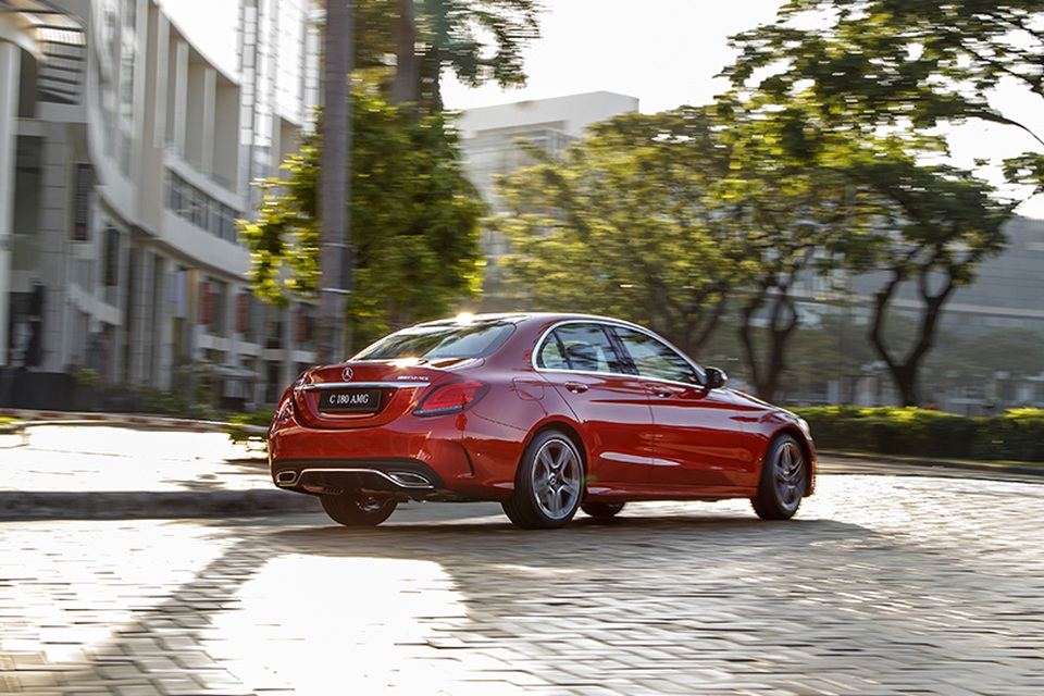 Mercedes-Benz C 180 AMG giá 1,5 tỷ đồng - tăng áp lực cho BMW 3-Series - 5 Mercedes-Benz C 180 AMG giá 1,5 tỷ đồng - tăng áp lực cho BMW 3-Series - 5