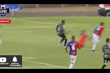 Lĩnh trọn cú đá vào đầu, thủ môn bị... mất trí nhớ