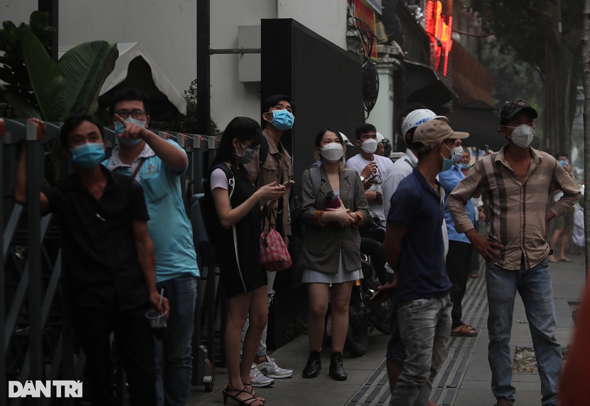 Cháy lớn ở trung tâm TPHCM, nhiều người ôm tài sản thoát khỏi hiện trường - 10