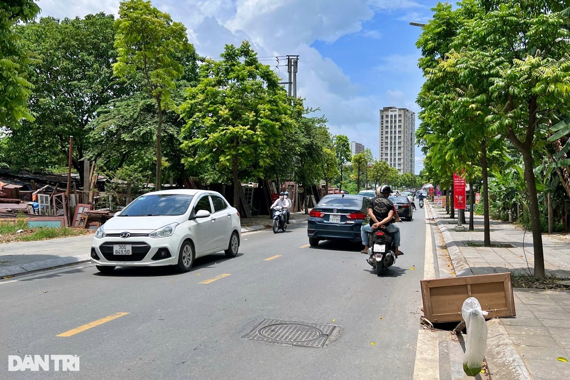 Hàng loạt nắp cống ở Hà Nội mất tích, dân cắm củi cảnh báo nguy hiểm - 3 Hàng loạt nắp cống ở Hà Nội mất tích, dân cắm củi cảnh báo nguy hiểm - 3