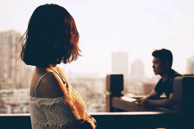 Gặp lại người yêu cũ, vừa nhìn thấy tôi cô ấy đã hốt hoảng dắt con bỏ chạy