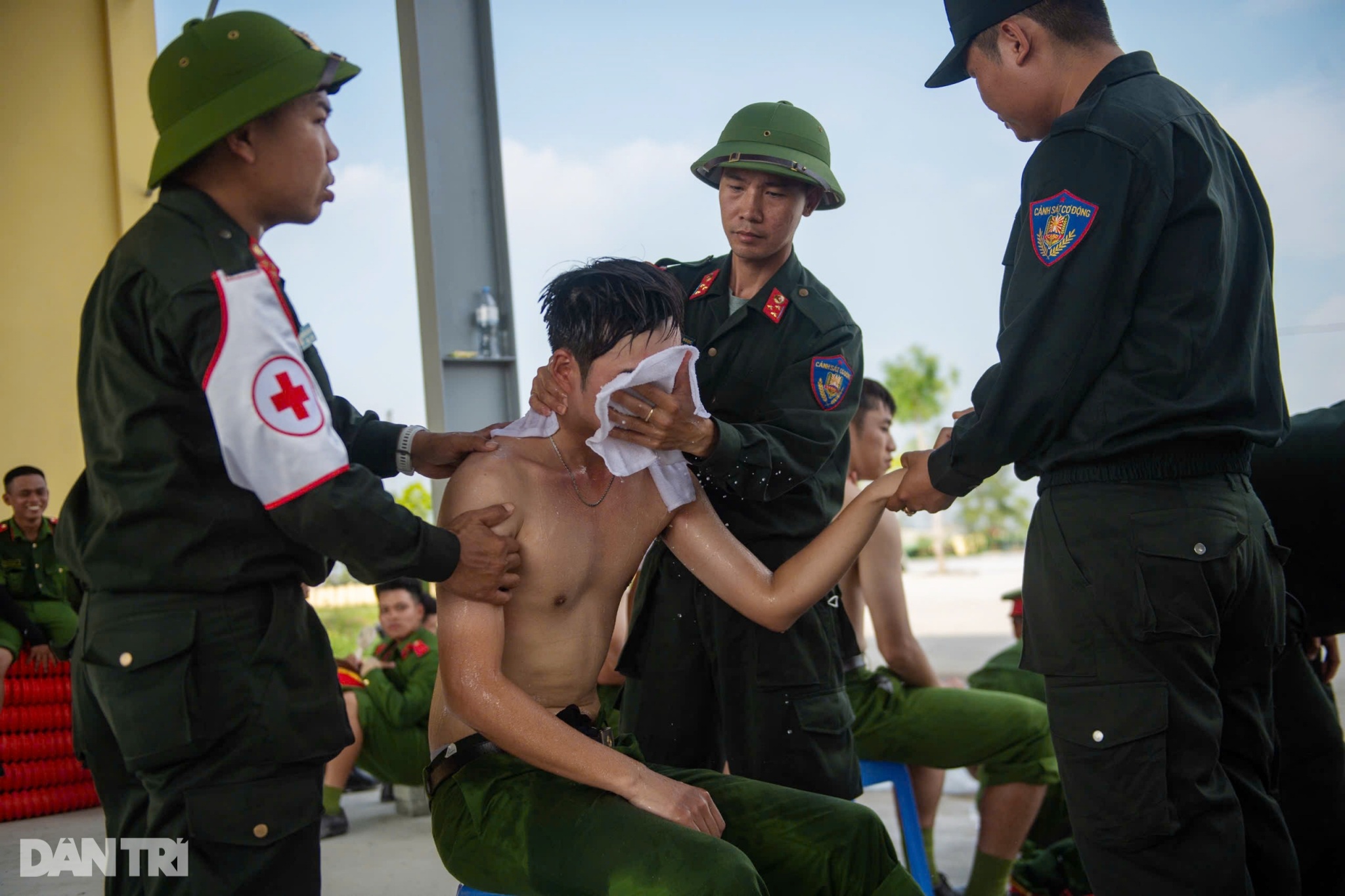Cặp sinh đôi tự hào cùng tập luyện diễu binh kỷ niệm 80 năm Quốc khánh - 14