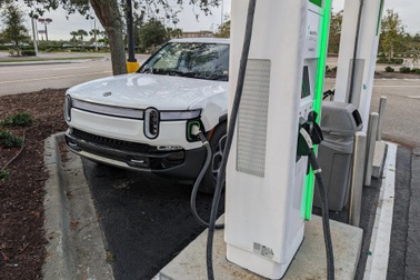 Trải nghiệm thực tế cho thấy trạm sạc công cộng không chỉ thiếu mà còn yếu