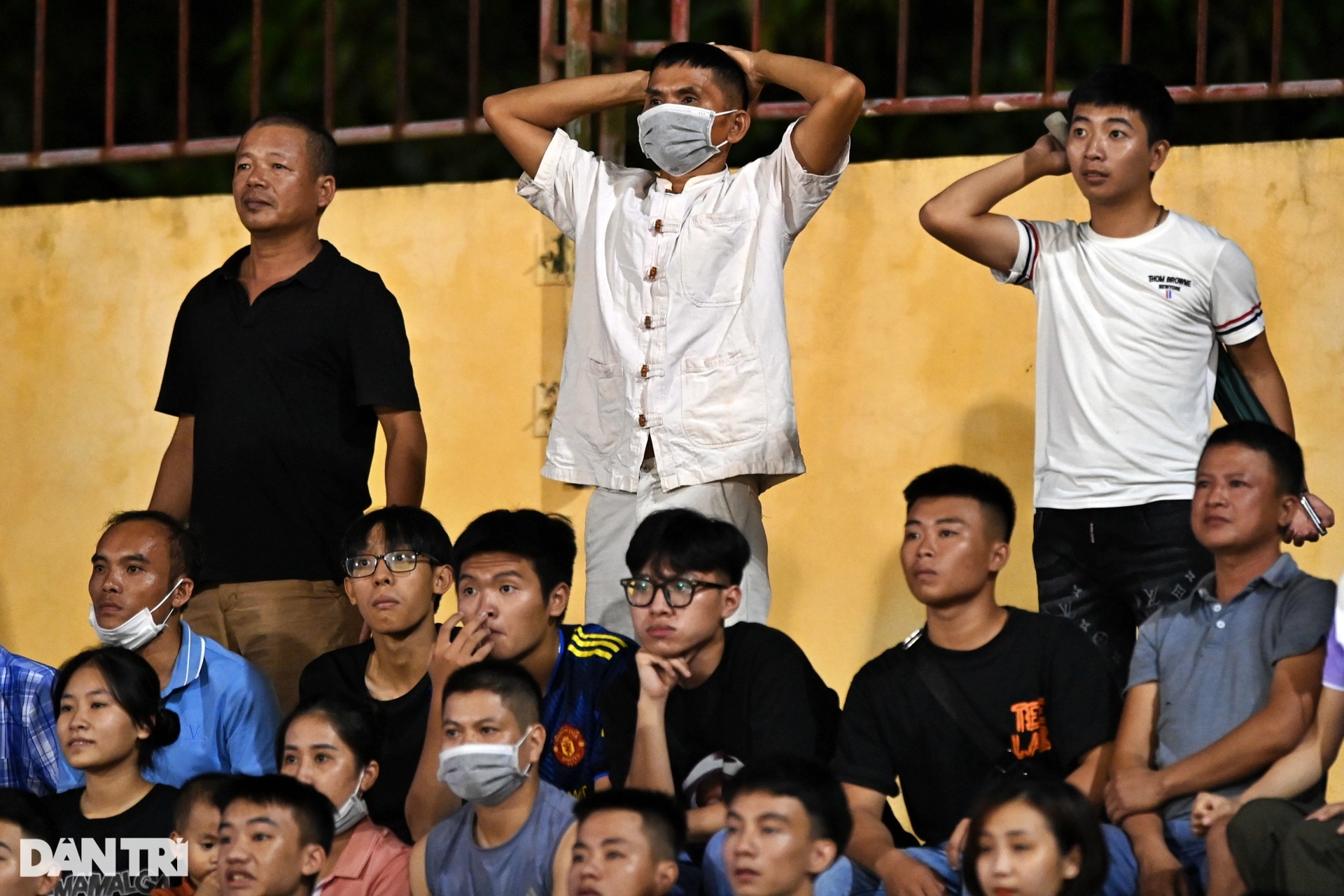 Sân Vinh chật kín chỗ ngồi, khán giả bế con đứng cổ vũ đội nhà - 15