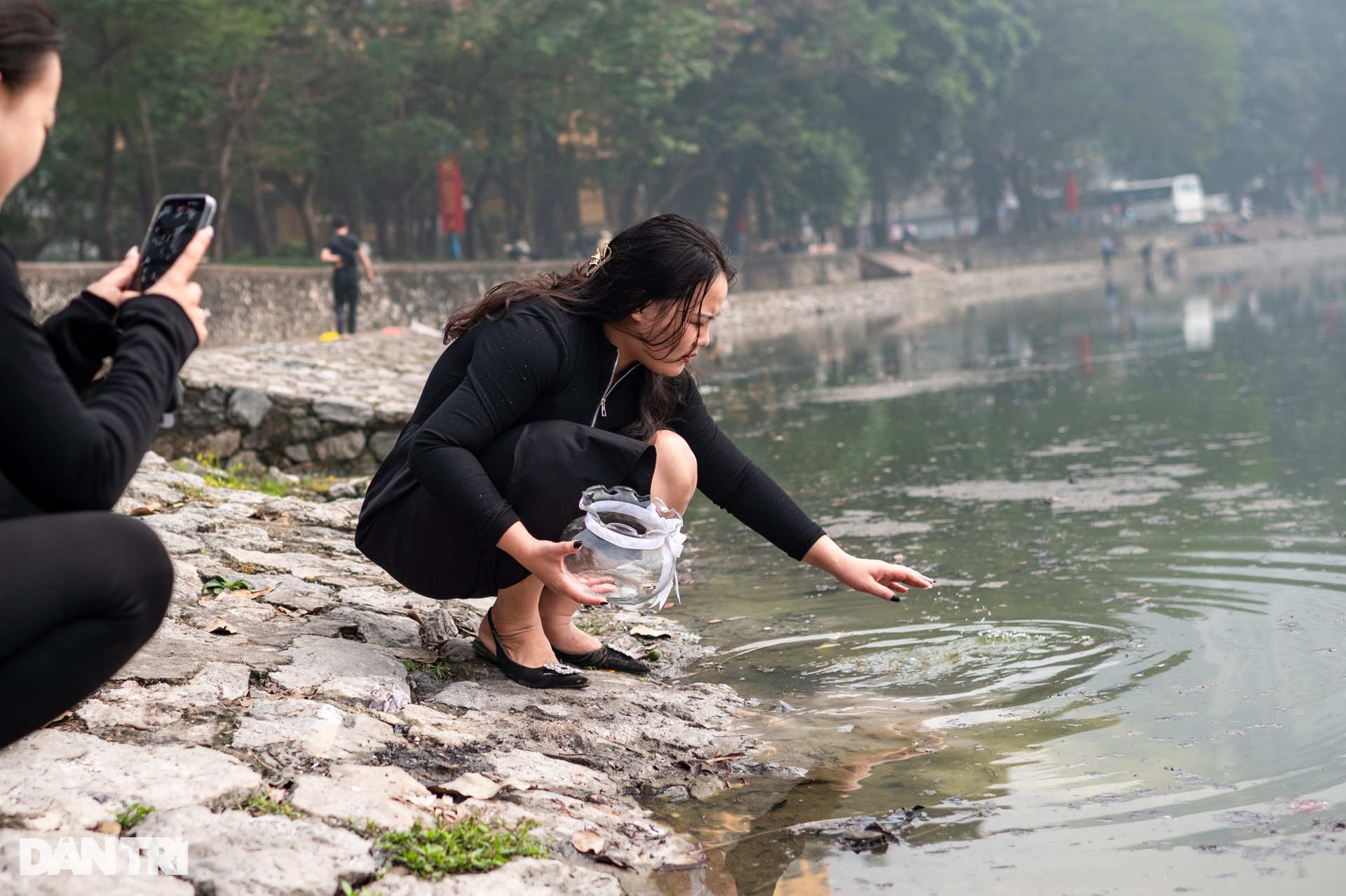 Người nước ngoài thả cá chép tiễn ông Táo chầu trời - 7 Người nước ngoài thả cá chép tiễn ông Táo chầu trời - 7