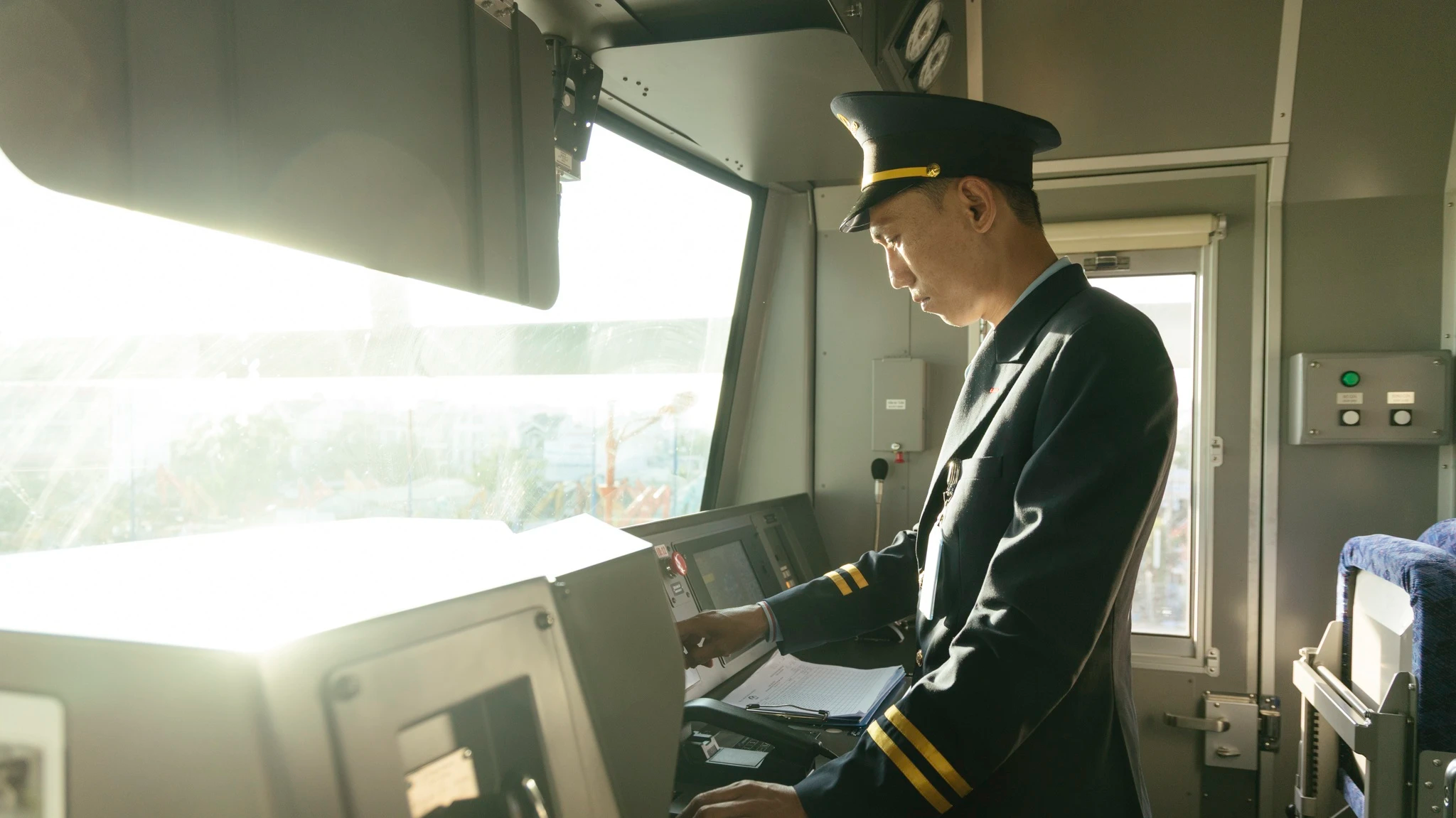 Tháng 7/2024 là lần đầu tiên tôi được lái tàu metro. Đến giờ, tôi vẫn nhớ rõ cảm giác hồi họp khi ngồi trong cabin, đầu suy nghĩ liên tục để làm quen với bàn điều khiển càng sớm càng tốt. Nhưng giờ đây, mọi thao tác đã trở nên quen thuộc, trơn tru. Tháng 7/2024 là lần đầu tiên tôi được lái tàu metro. Đến giờ, tôi vẫn nhớ rõ cảm giác hồi họp khi ngồi trong cabin, đầu suy nghĩ liên tục để làm quen với bàn điều khiển càng sớm càng tốt. Nhưng giờ đây, mọi thao tác đã trở nên quen thuộc, trơn tru.
