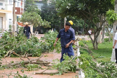 Lốc xoáy làm tốc mái hơn 700 căn nhà