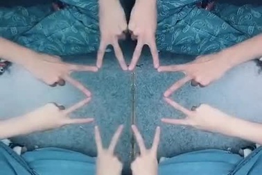 Màn "vũ đạo" bằng ngón tay cực đều và đẹp mắt