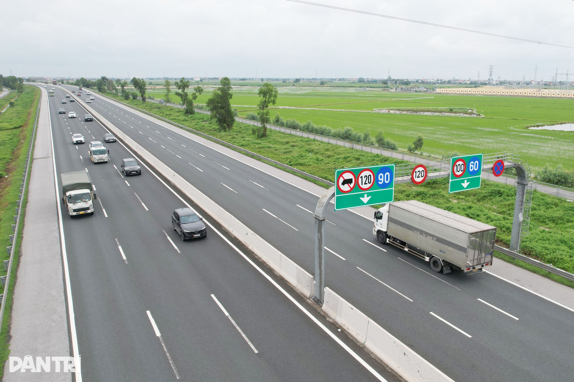 Tài xế xe tải lo khó vượt khi bị cấm vào làn 1 cao tốc Hà Nội – Hải Phòng - 13 Tài xế xe tải lo khó vượt khi bị cấm vào làn 1 cao tốc Hà Nội – Hải Phòng - 13