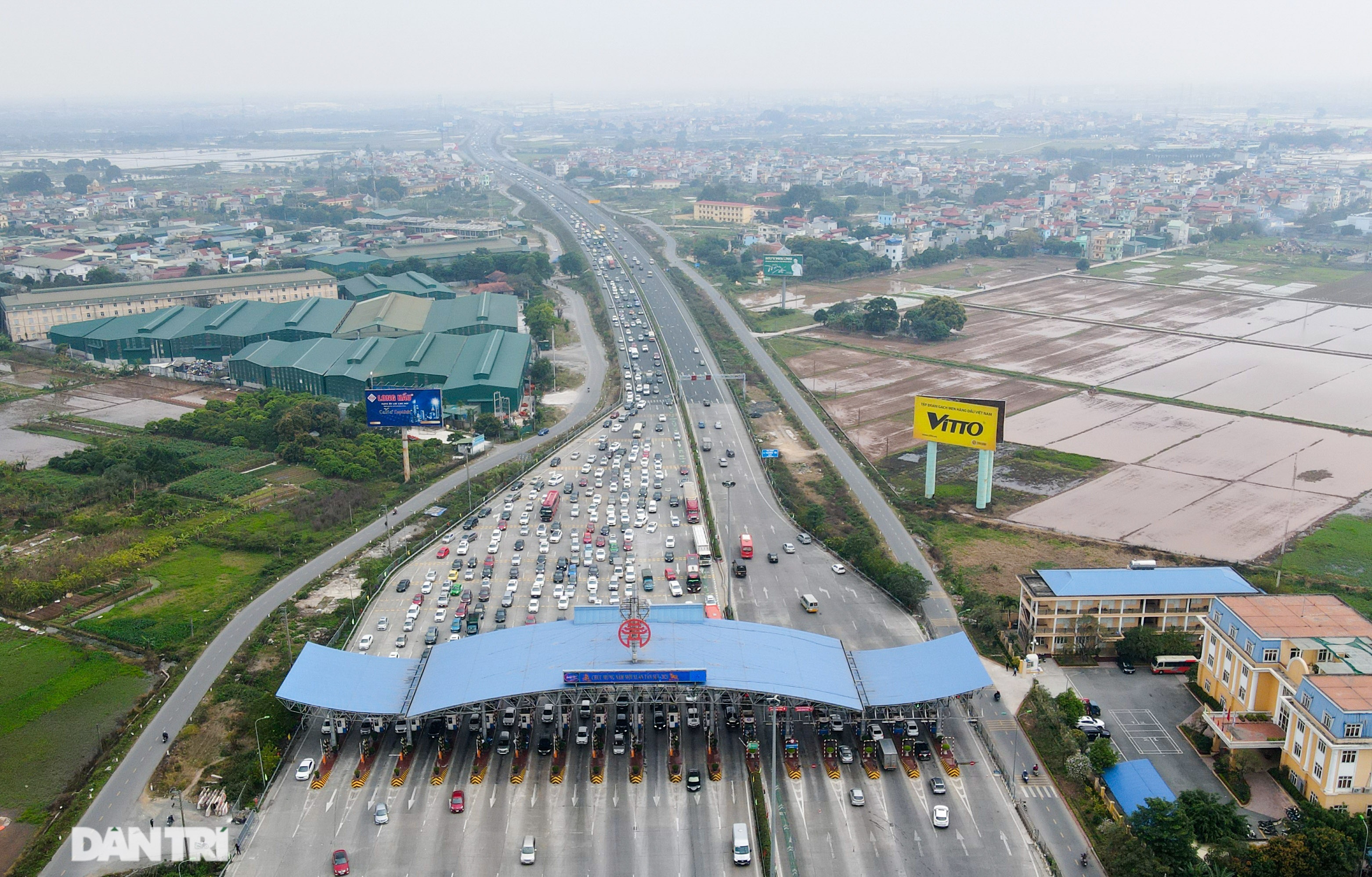 Hàng vạn người đổ về Thủ đô trong ngày nghỉ Tết Nguyên đán cuối cùng - 1 Hàng vạn người đổ về Thủ đô trong ngày nghỉ Tết Nguyên đán cuối cùng - 1