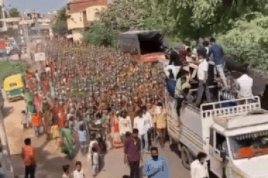 Hàng nghìn người Ấn Độ tụ tập cầu nguyện mong Covid-19 sớm kết thúc