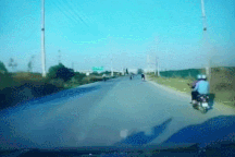 Thanh niên đầu trần chạy xe máy phóng nhanh, lạng lách và cái kết đau đớn