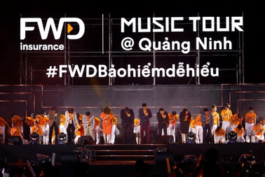 Ban Giám đốc FWD nghiêng mình tri ân khách hàng tại FWD Music Tour