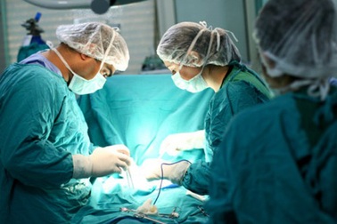 Lên bàn mổ cấp cứu thì nhận lệnh bắt khẩn cấp!